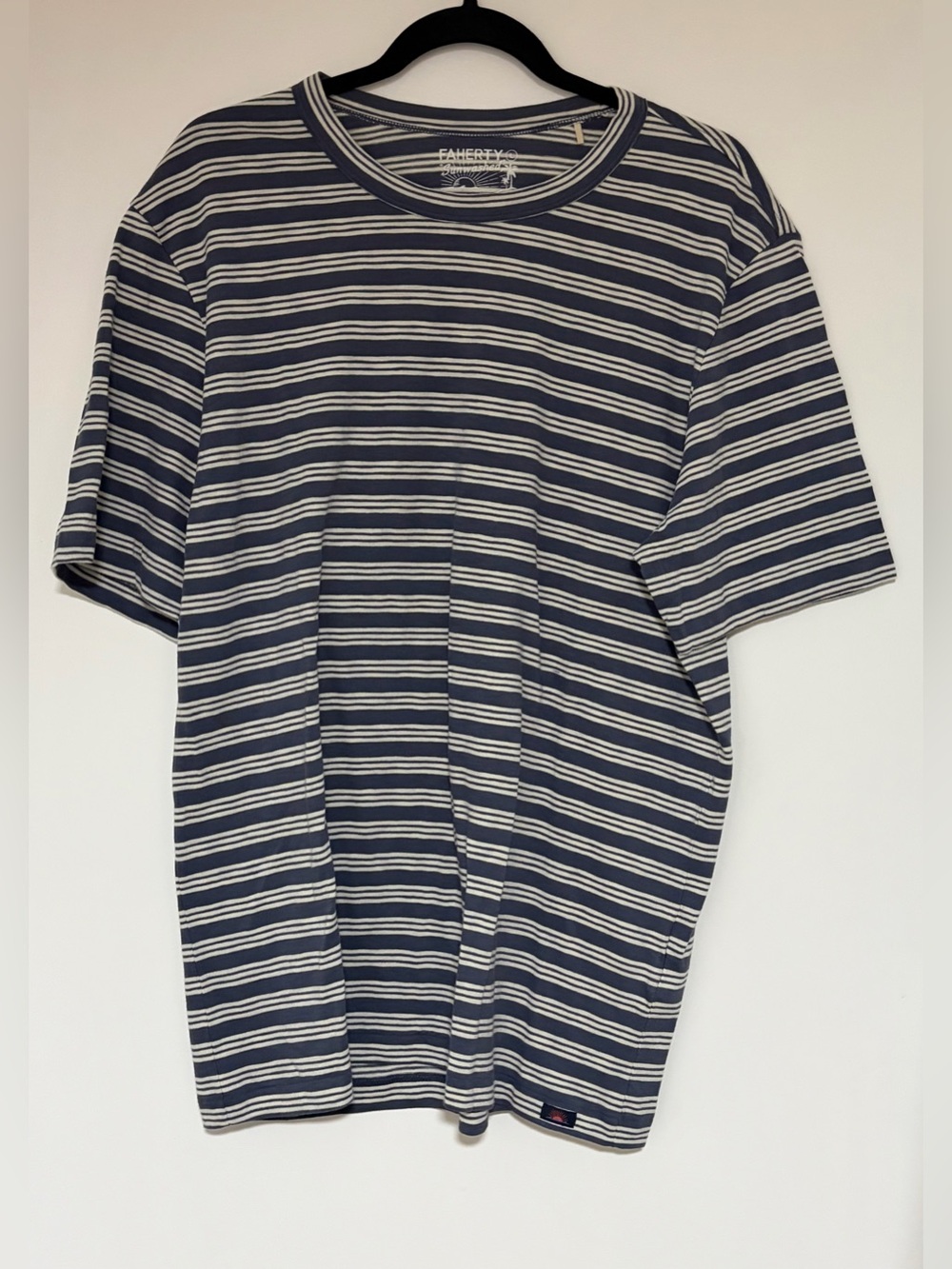Faherty Men’s Navy Stripe Sunwashed Regenerative Tee Shirt NWOT Size Large